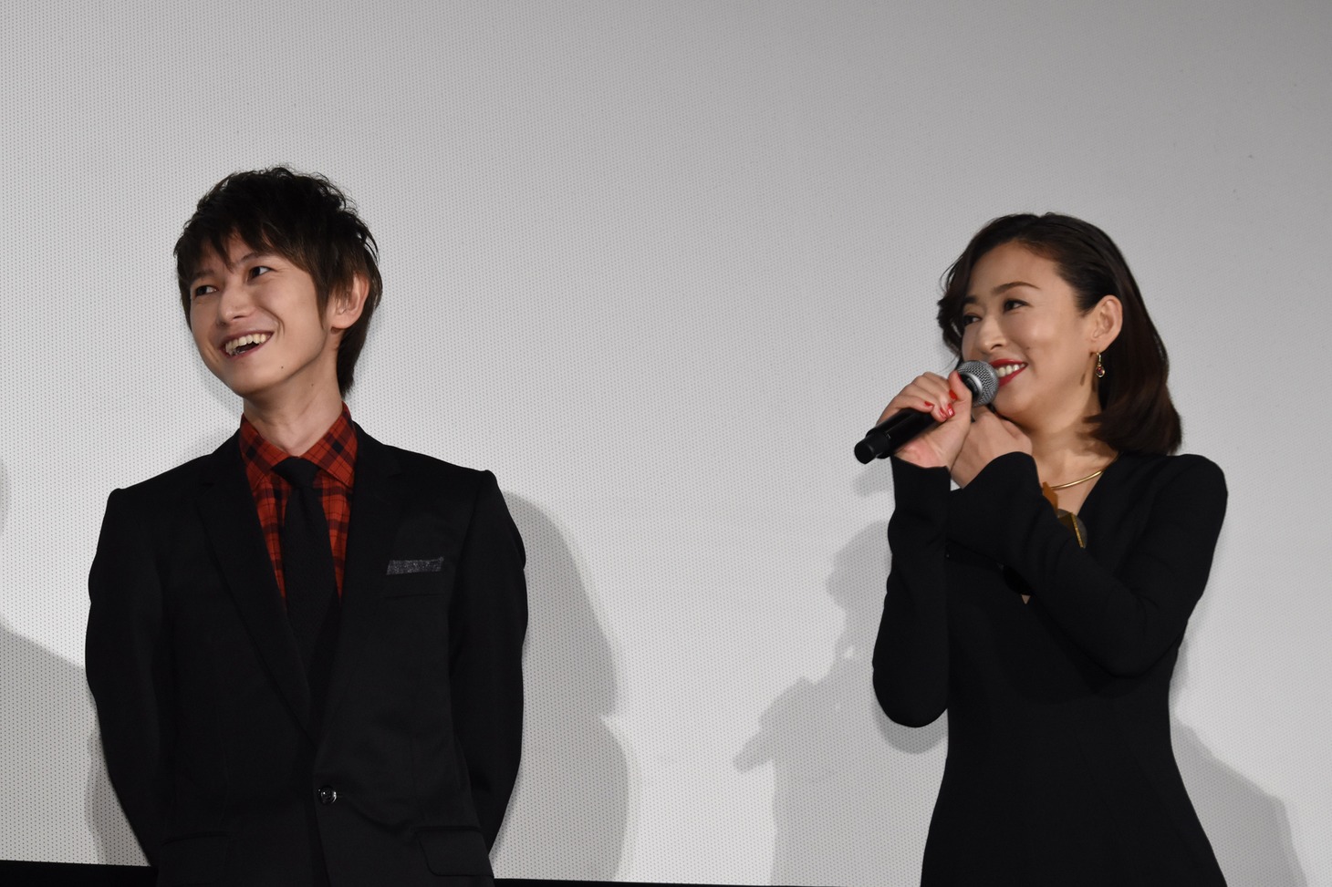 おにぎりを食べようとする内山信二を見て笑う本郷奏多（左）と、松雪泰子（右）。