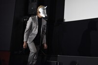 アルのお面を着けた状態で、慎重に階段を上がる水石亜飛夢。