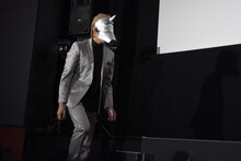 アルのお面を着けた状態で、慎重に階段を上がる水石亜飛夢。