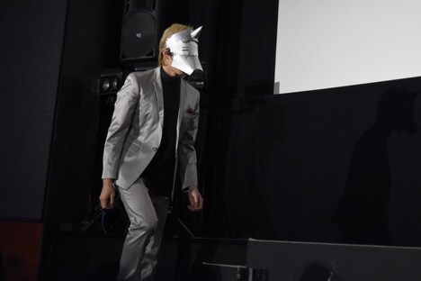 アルのお面を着けた状態で、慎重に階段を上がる水石亜飛夢。