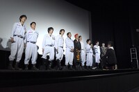 “怒号練習”を披露する登壇者たち。