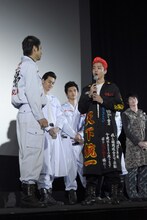 前列左から山田裕貴、健太郎。