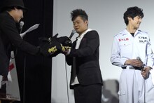 MCから特攻服を受け取った佐田正樹（中央）。