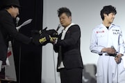 MCから特攻服を受け取った佐田正樹(中央)。