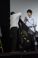 特攻服を着ようとする佐田正樹（左）。