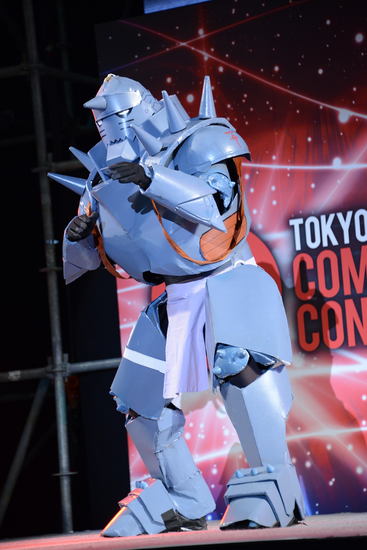 アルに扮したコスプレイヤー。