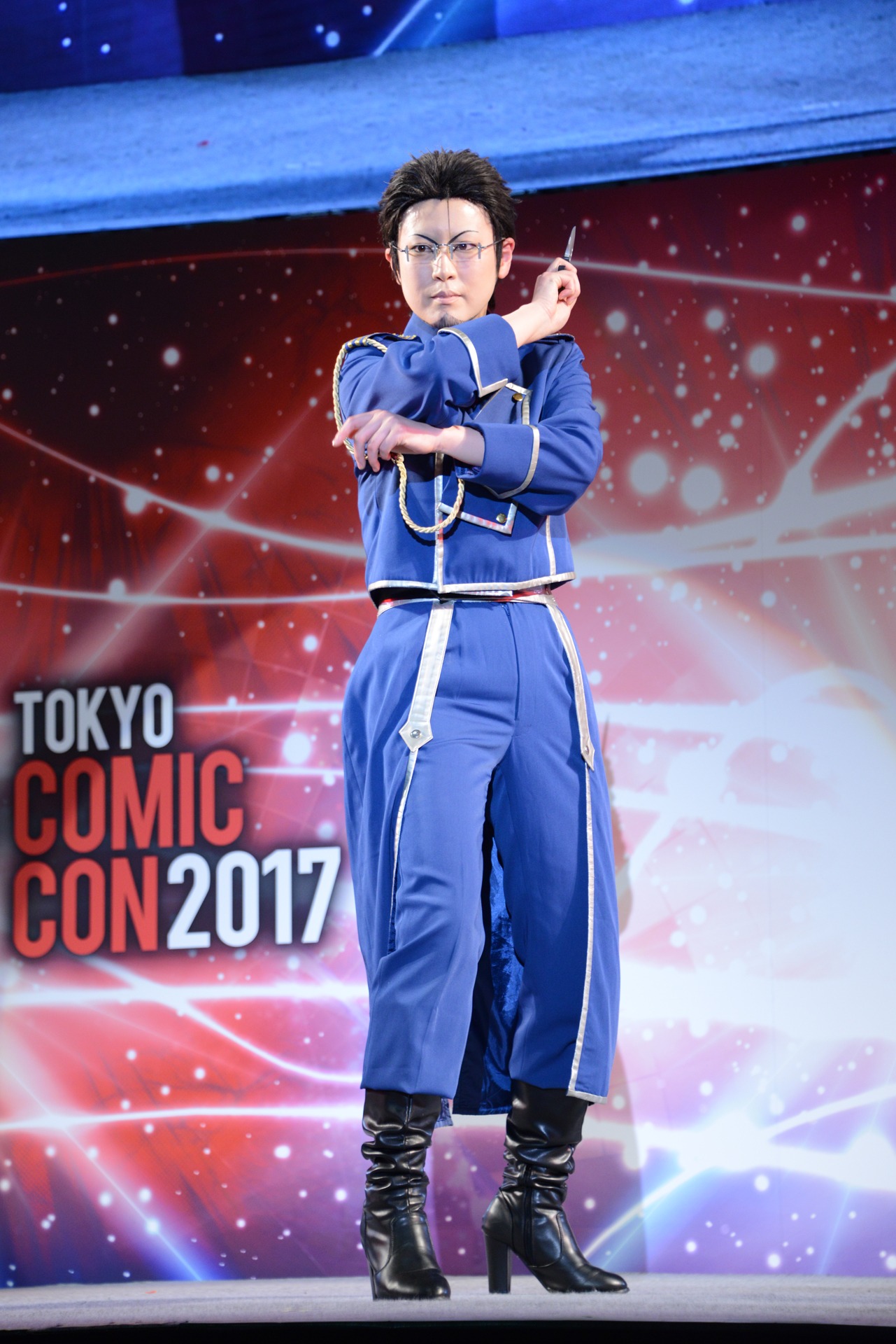ヒューズに扮したコスプレイヤー。
