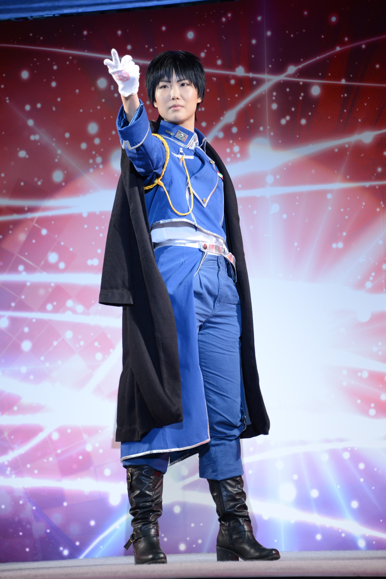 マスタングに扮したコスプレイヤー。