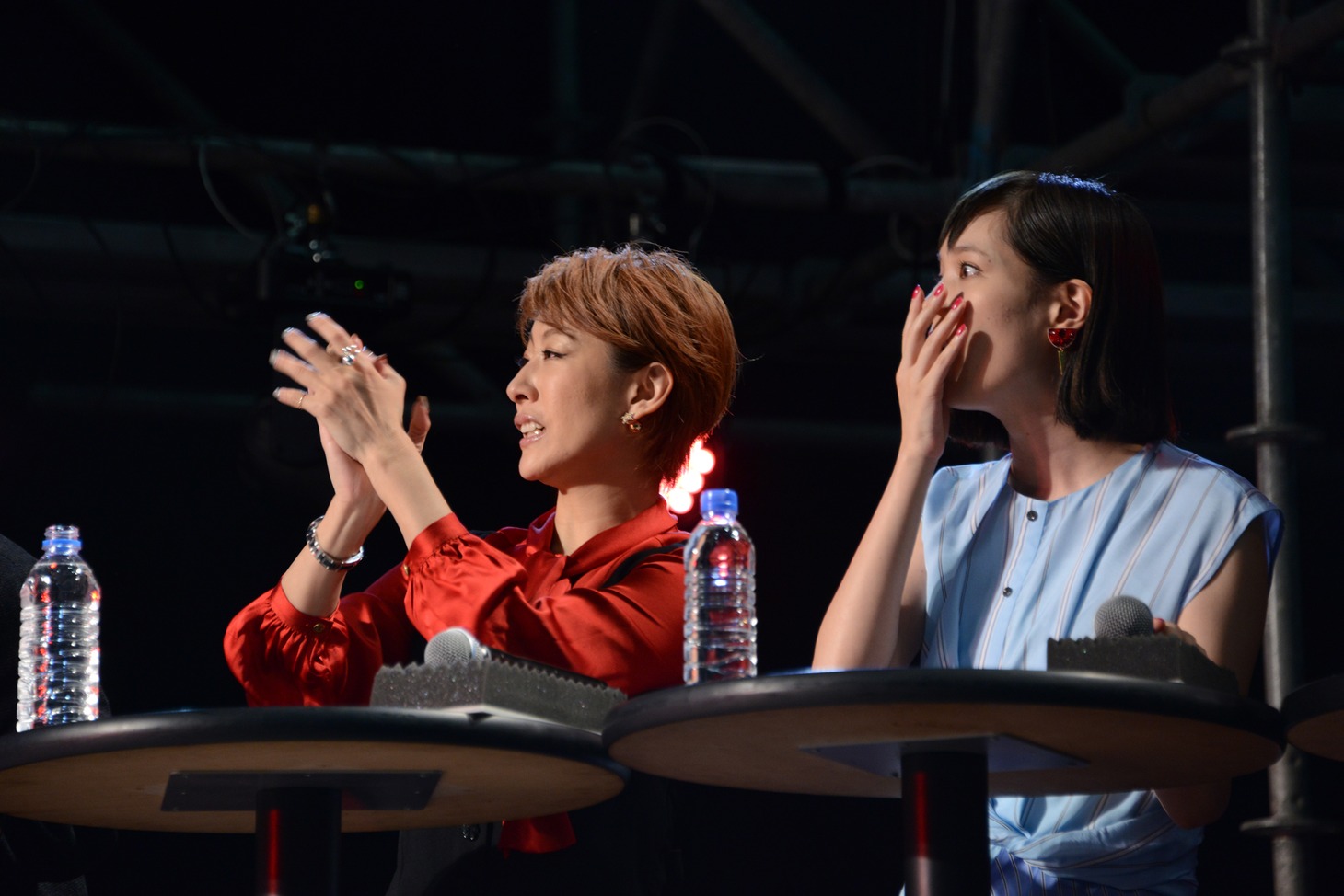グランプリを獲得したコスプレイヤーに拍手を送る、朴ろ美（左）と驚く本田翼（右）。