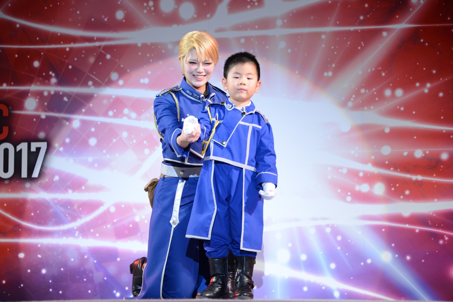 ハガレン賞を獲得したマスタングに扮したコスプレイヤー（手前）と、ホークアイに扮したコスプレイヤー（奥）。