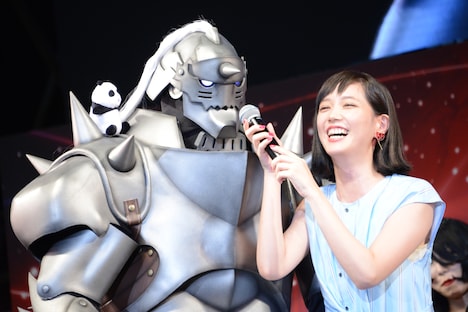 「早くもとの体に戻りたいです……」と語る、グランプリを獲得したコスプレイヤー（左）と本田翼。