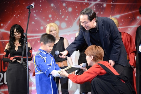 ハガレン賞を獲得した、マスタング大佐に扮したコスプレイヤー（中央左）。