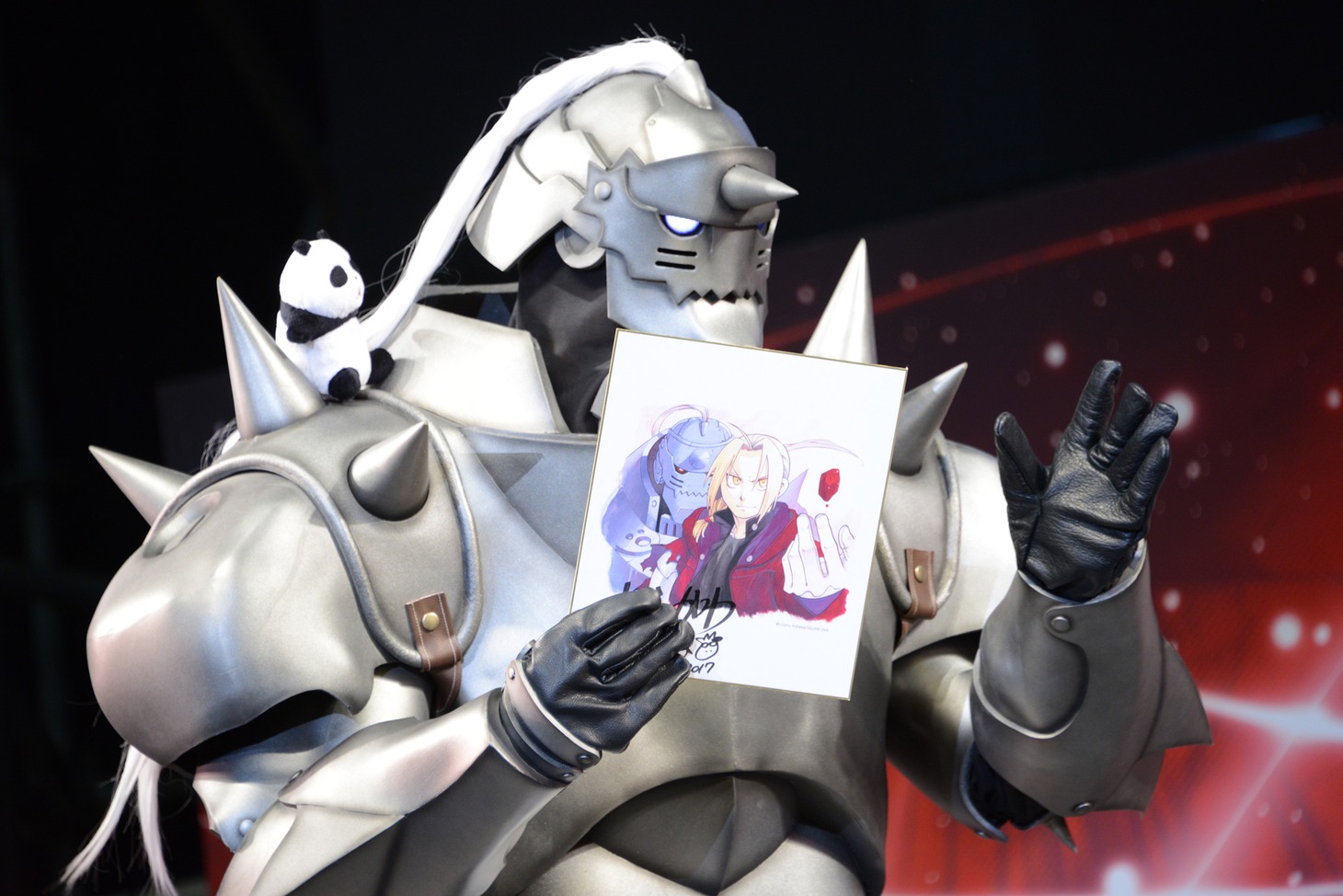 賞品の荒川弘のサイン入り色紙を手にする、グランプリを獲得したコスプレイヤー。