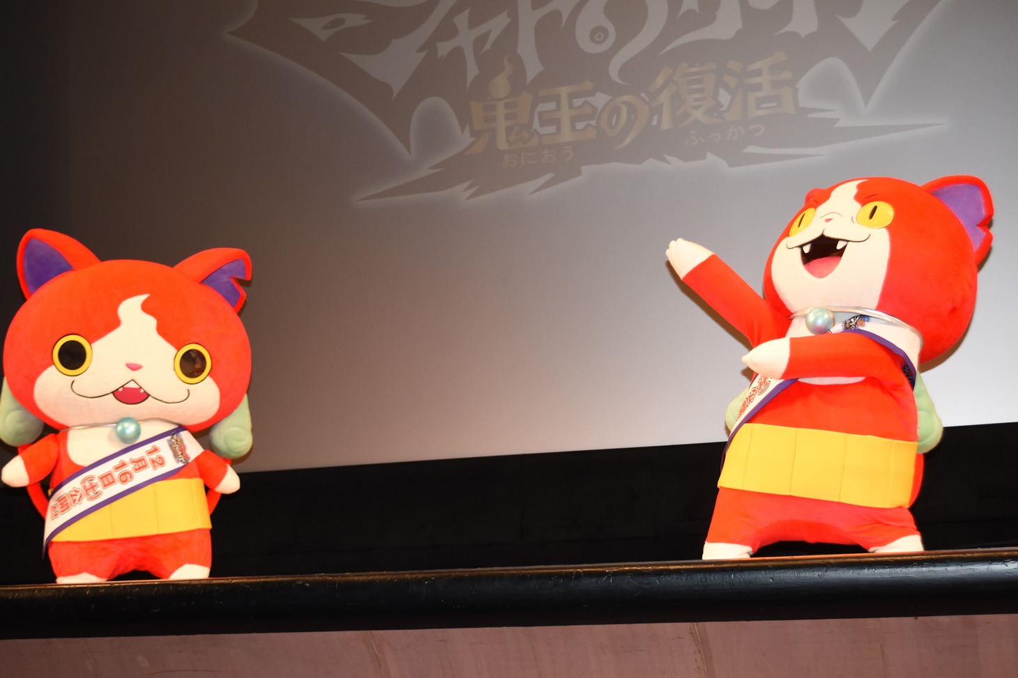 荒ぶるジバニャン（ライトサイド・右）を見て後ずさりするジバニャン（左）。