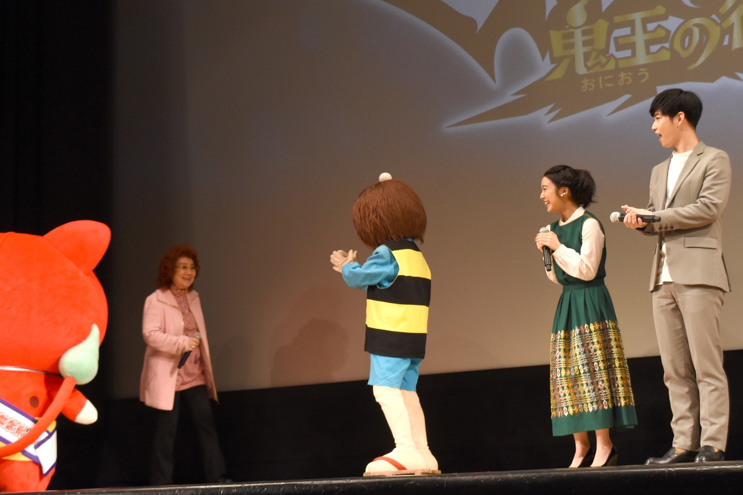 野沢雅子（奥）がサプライズ登場する様子。