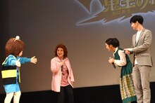 野沢雅子（奥）がサプライズ登場する様子。