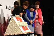 ケーキをのぞき込む森久保祥太郎(左)とおかずクラブ(右2人)。