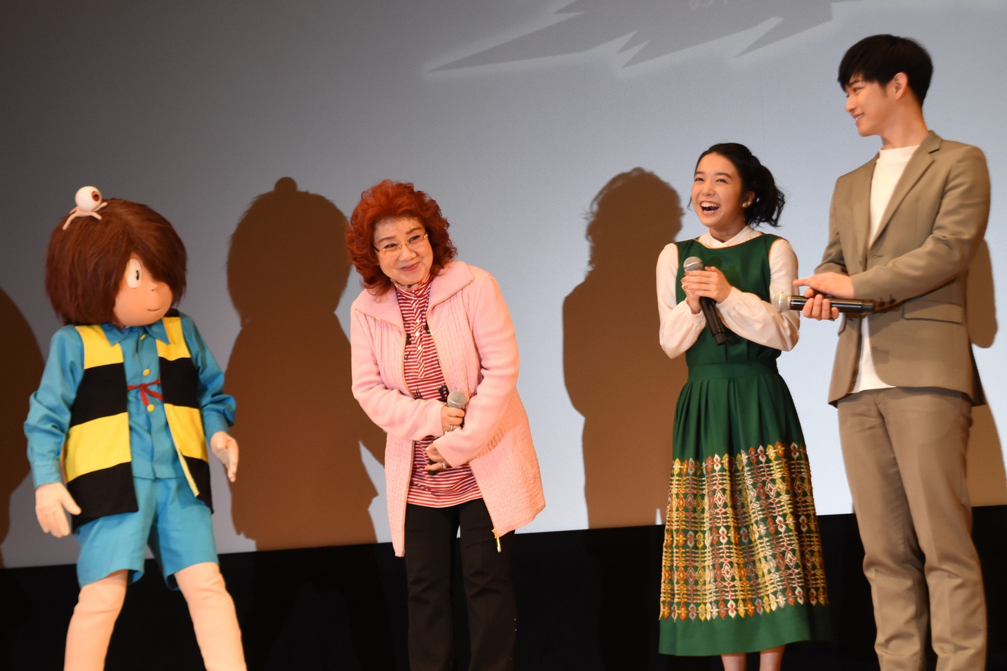 野沢雅子（中央左）のサプライズ登場に感激する上白石萌音（中央右）と千葉雄大（右）。