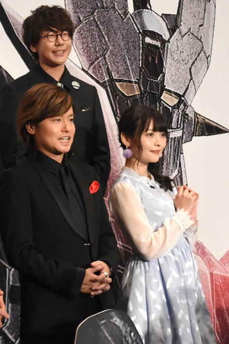 前列左より森久保祥太郎、上坂すみれ。後列が花江夏樹。