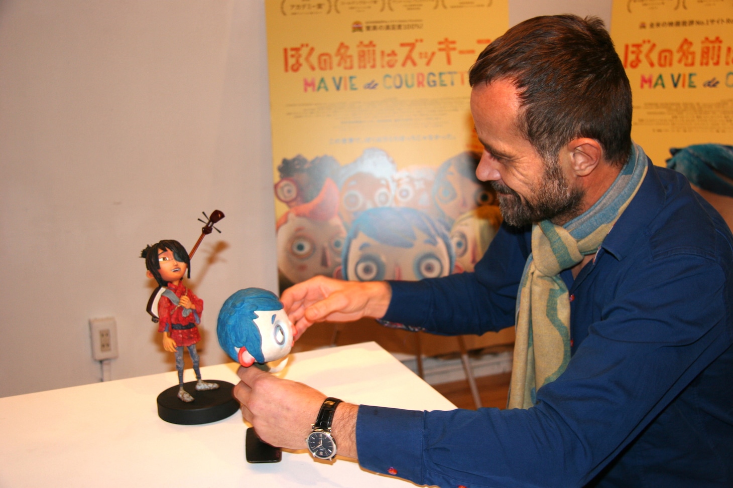 ズッキーニの人形とクボの人形を対面させるクロード・バラス。