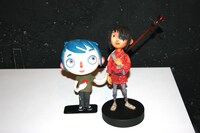 左からズッキーニの人形、クボの人形。