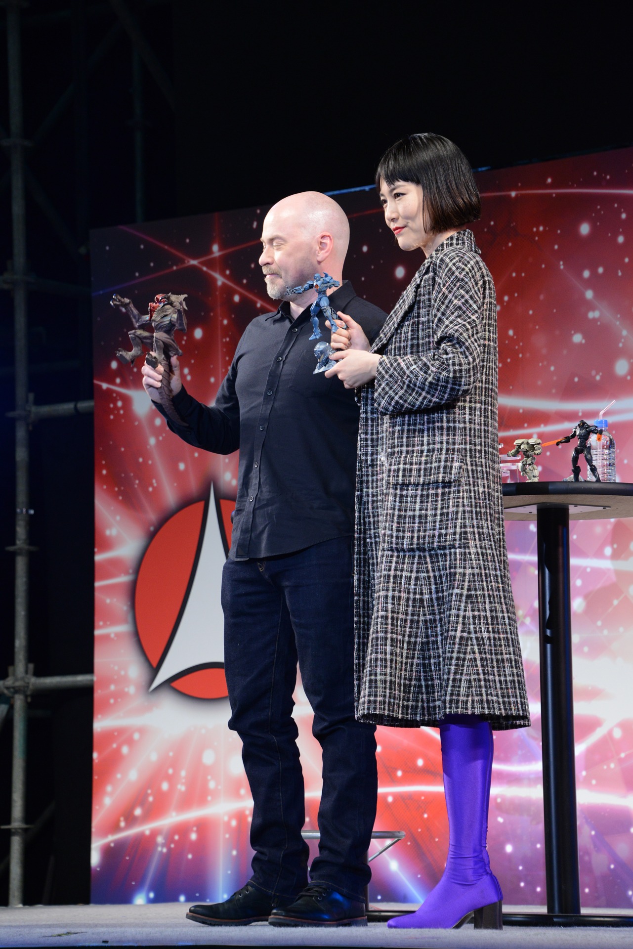 左からスティーヴン・S・デナイト、菊地凛子。