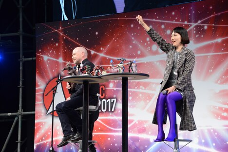 左からスティーヴン・S・デナイト、菊地凛子。