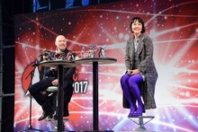 左からスティーヴン・S・デナイト、菊地凛子。