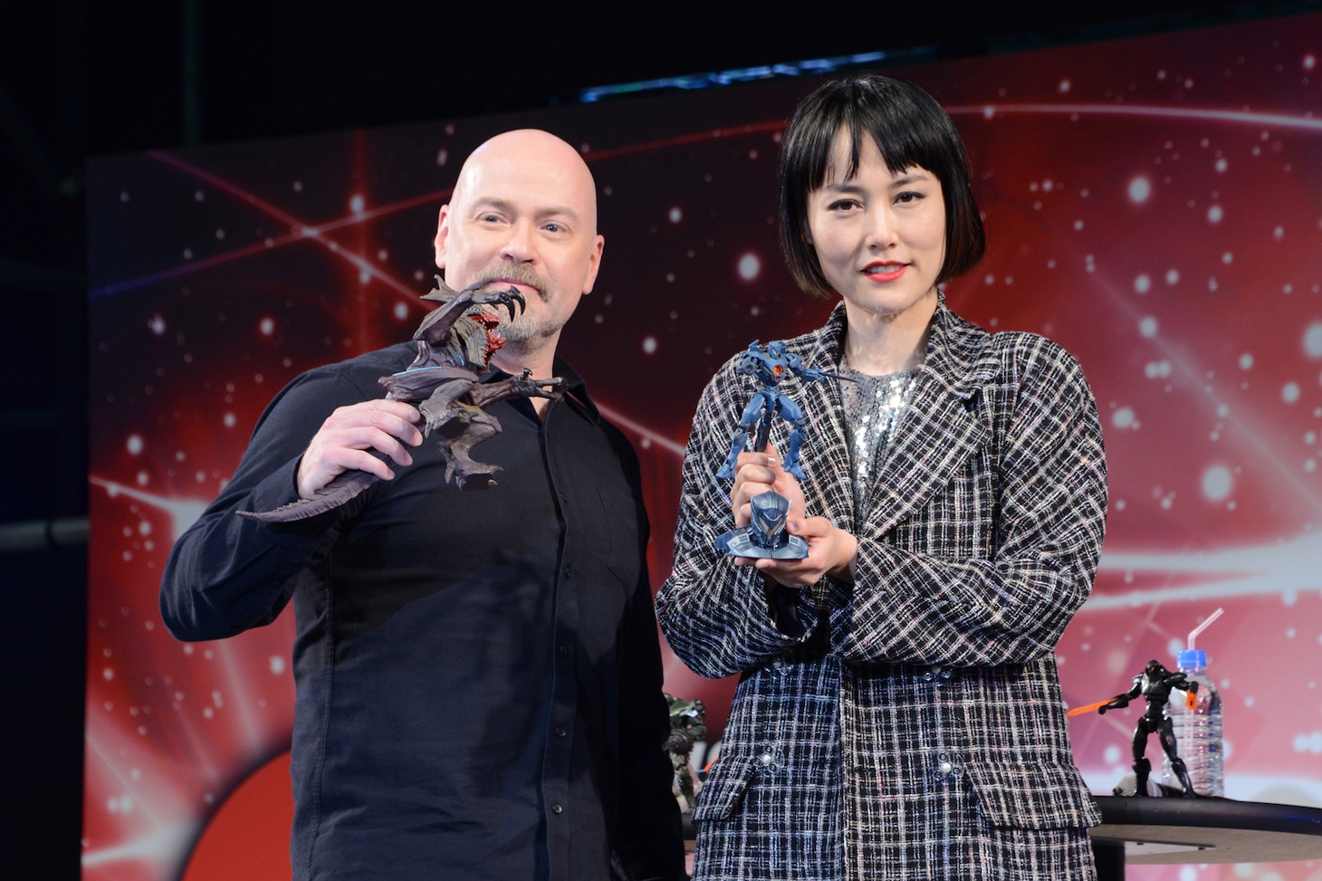 左からスティーヴン・S・デナイト、菊地凛子。