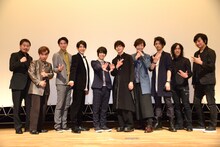 「號哭（ごうこく）のカタストロフ」第1話先行上映会の様子。左から横川康次、我修院達也、山内圭輔、泰江和明、輝山立、玉城裕規、松波優輝、中村誠治郎、黒田子竜、山口ヒロキ。