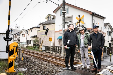 福生市公式サイトのインタビューより、左から樋口真嗣、原口智生、尾上克郎。