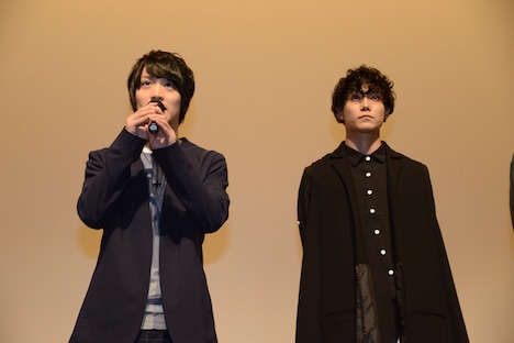 左から輝山立、玉城裕規。