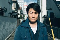 弄内洋太を演じる戸次重幸。