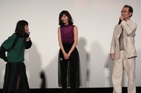 左から松岡茉優、石橋杏奈、古舘寛治。