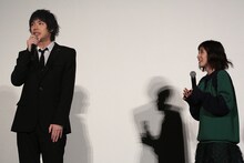 左から渡辺大知、松岡茉優。