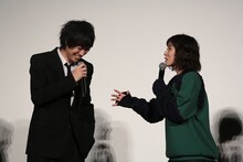 左から渡辺大知、松岡茉優。