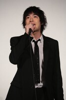 主題歌「ベイビーユー」を歌う渡辺大知。