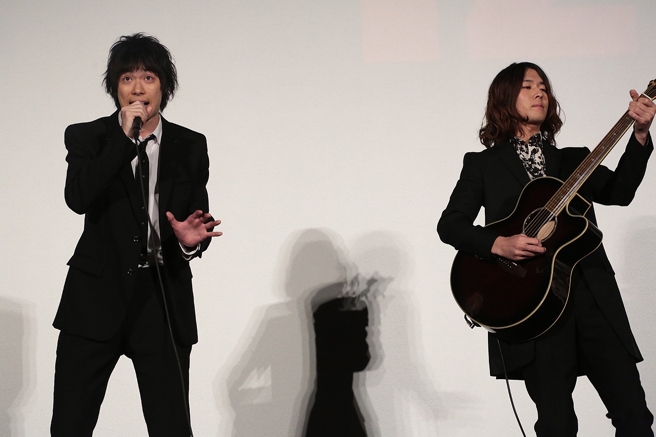 主題歌「ベイビーユー」を披露する渡辺大知と澤竜次。
