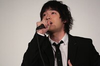 主題歌「ベイビーユー」を歌う渡辺大知。