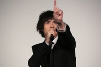 主題歌「ベイビーユー」を歌う渡辺大知。