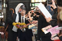 アダム・ドライバー（左）