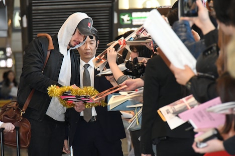 アダム・ドライバー（左）