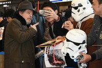 マーク・ハミル（左）