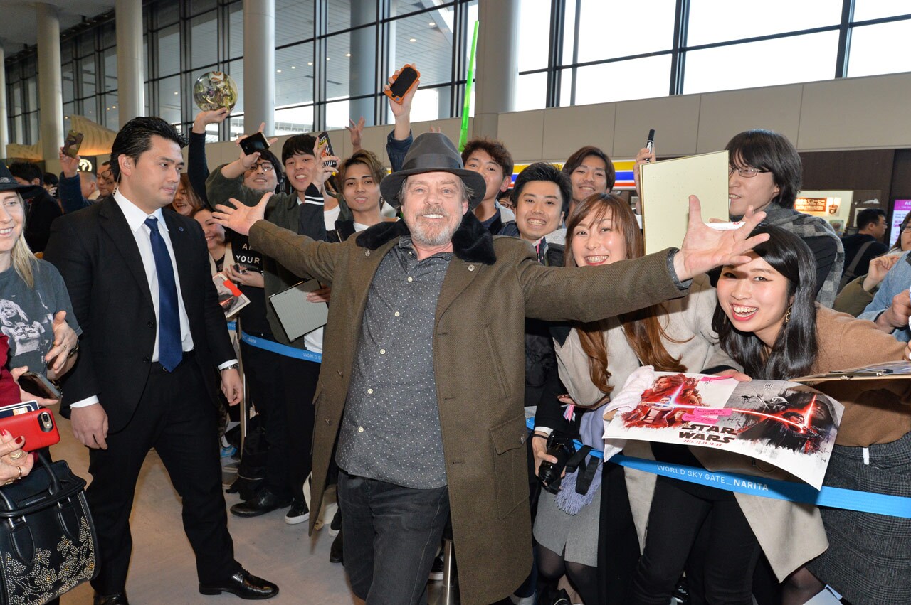 「スター・ウォーズ」マーク・ハミル＆アダム・ドライバー来日、空港にファン400人