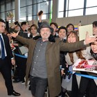 「スター・ウォーズ」マーク・ハミル&アダム・ドライバー来日、空港にファン400人