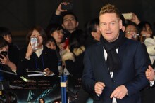 レッドカーペットを歩くケネス・ブラナー。