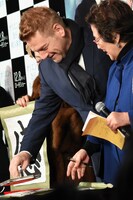 「ケネス」と彫られた判子を押すケネス・ブラナー。