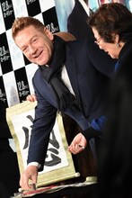 「ケネス」と彫られた判子を押すケネス・ブラナー。