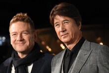 左からケネス・ブラナー、草刈正雄。