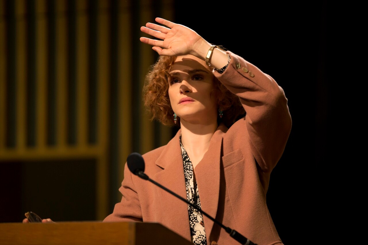 ホロコースト巡る法廷劇「否定と肯定」冒頭映像公開、R・ワイズと原作者のコメントも